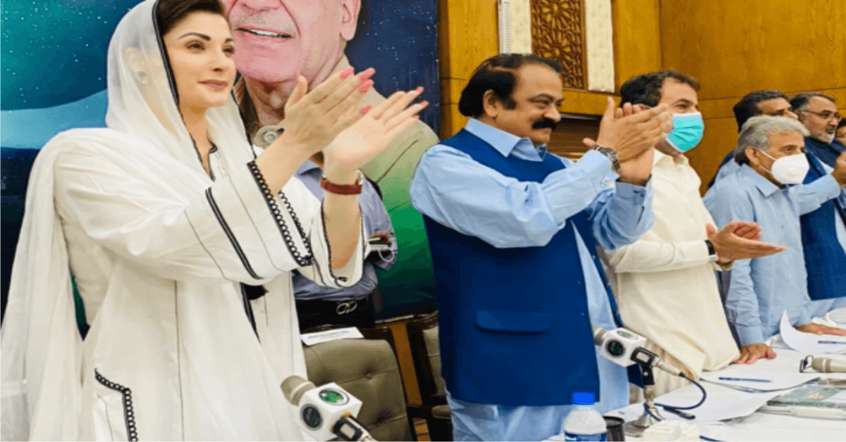 Maryam Nawaz clapping