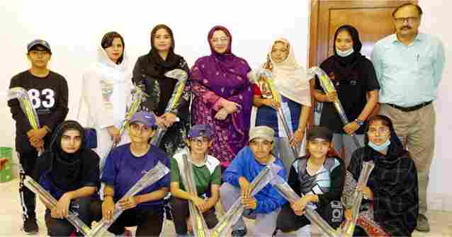 Silwat Saeed with women hocky team